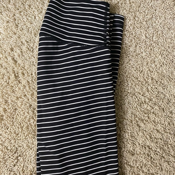 lululemon athletica Pants - LuluLemon Wunder Under Leggings (Size 6)